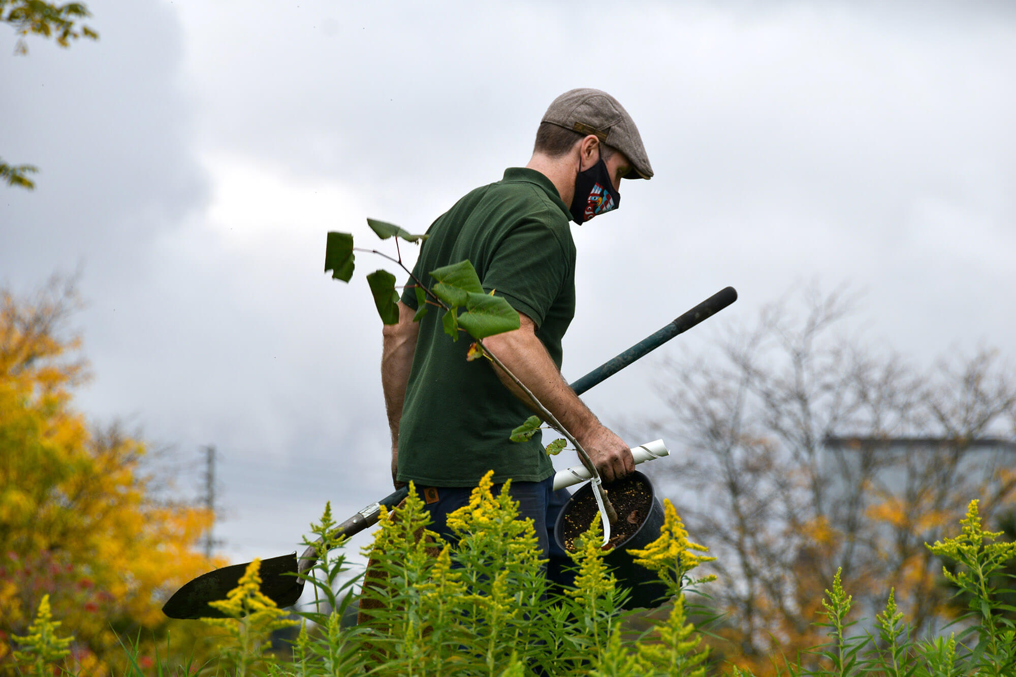 Jardinier paysagiste qui entretient un espace vert
