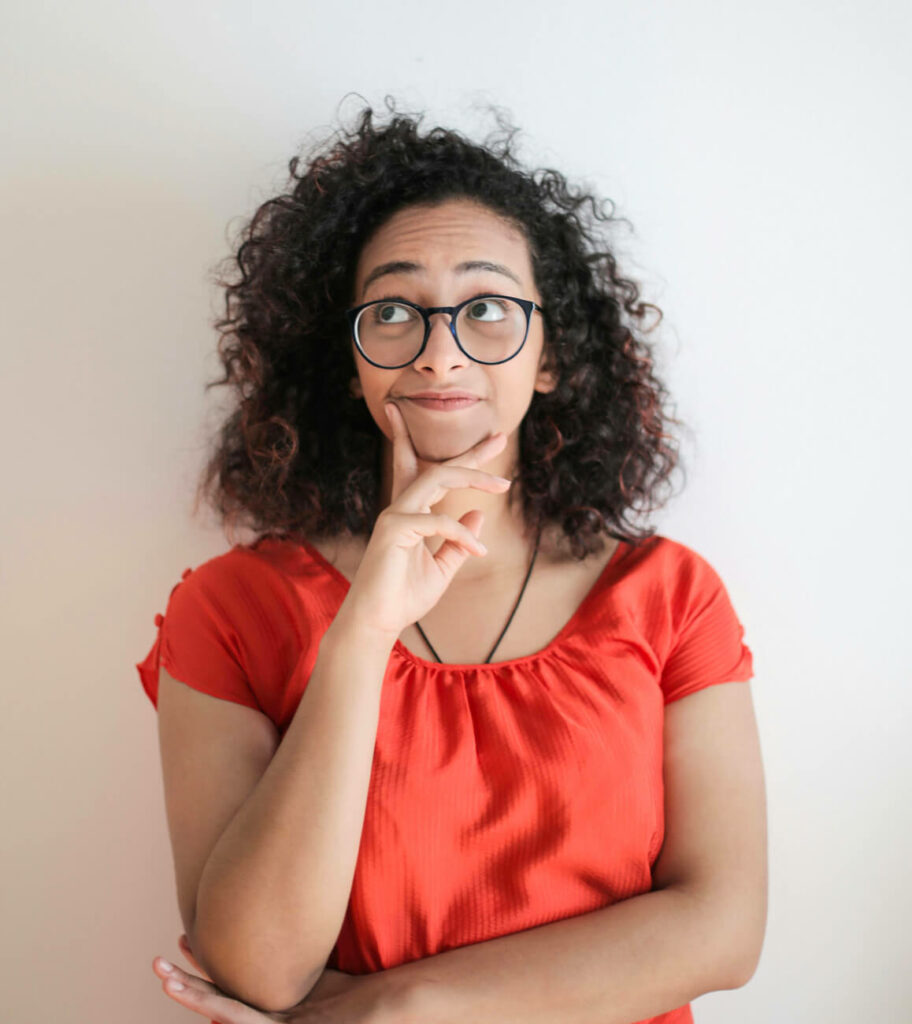 Jeune femme qui regarde vers le ciel, elle a une idée brillante pour prendre son futur professionnel en main.