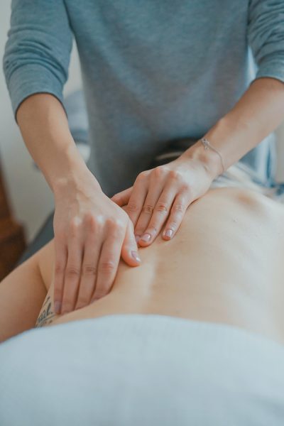 Ostéopathe en train de pratiquer un massage avec ses mains